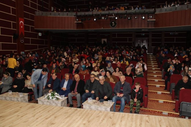 Akşehir’de “Karanlıkta Açan Çiçekler” isimli tiyatro sahnelendi
