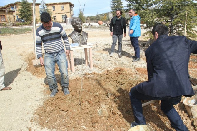 Müslüm Gürses’in ismi Şükran Köyü’nde dikilen çınar ve büstüyle yaşatılacak