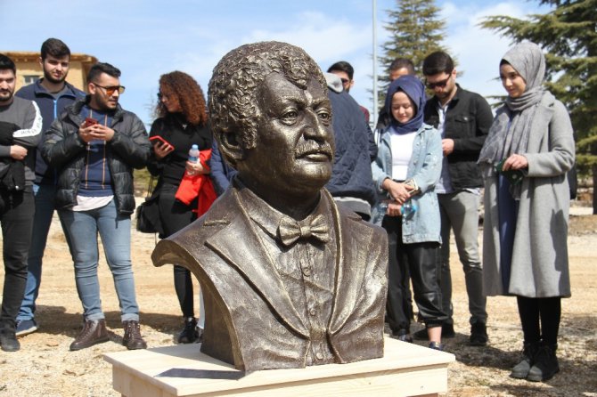 Müslüm Gürses’in ismi Şükran Köyü’nde dikilen çınar ve büstüyle yaşatılacak