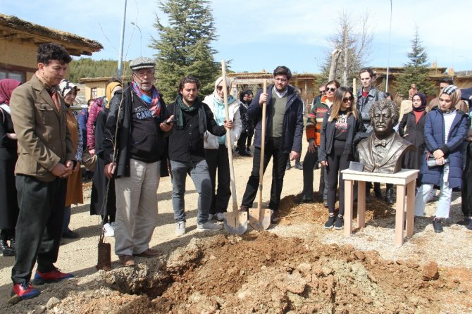 Müslüm Gürses’in ismi Şükran Köyü’nde dikilen çınar ve büstüyle yaşatılacak