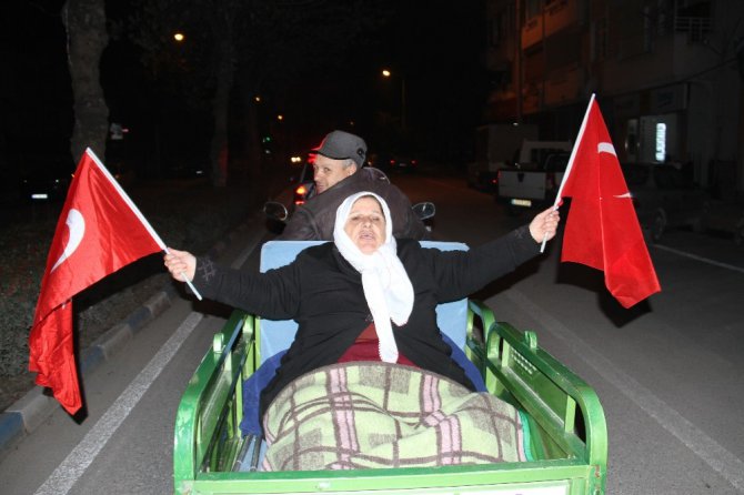 Vatandaşlar İdlib şehitlerini anmak için yürüdü