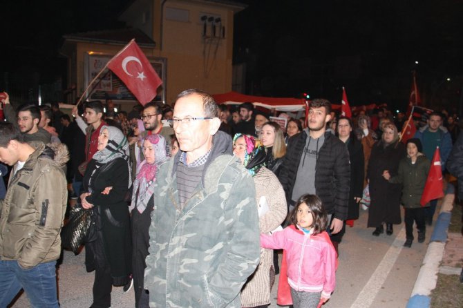 Vatandaşlar İdlib şehitlerini anmak için yürüdü