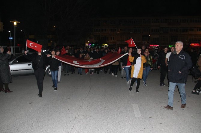 Vatandaşlar İdlib şehitlerini anmak için yürüdü