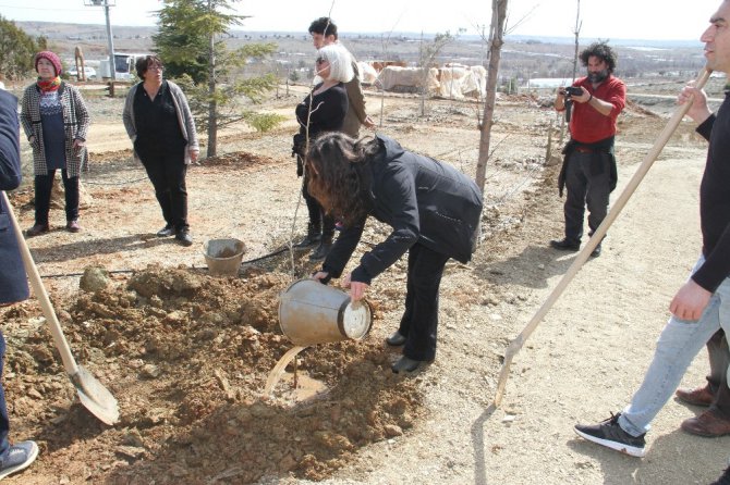 Müslüm Gürses’in ismi Şükran Köyü’nde dikilen çınar ve büstüyle yaşatılacak