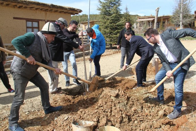 Müslüm Gürses’in ismi Şükran Köyü’nde dikilen çınar ve büstüyle yaşatılacak