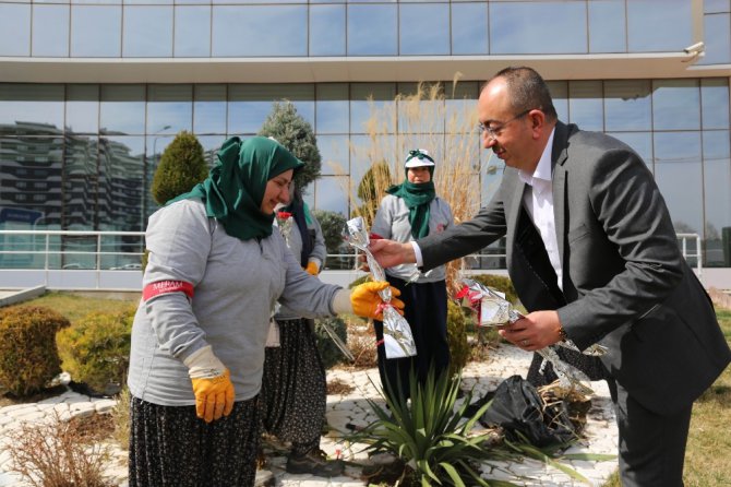 Başkan Kavuş’tan kadın personele karanfil