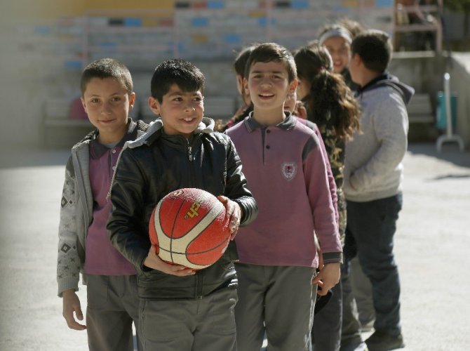 Biri kollarını açıp pota oldu, diğerleri basket attı