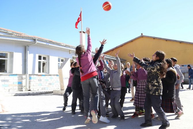 Biri kollarını açıp pota oldu, diğerleri basket attı