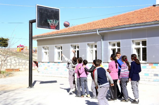 Biri kollarını açıp pota oldu, diğerleri basket attı