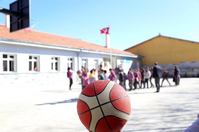 Biri kollarını açıp pota oldu, diğerleri basket attı