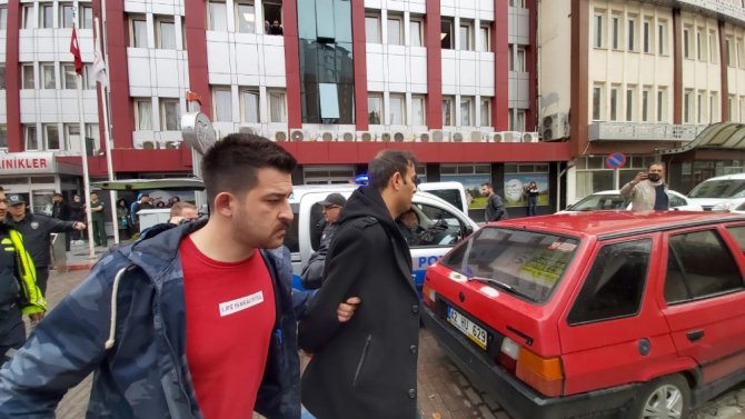 Boşanma aşamasındaki eşini çalıştığı hastanede vurarak öldürdü