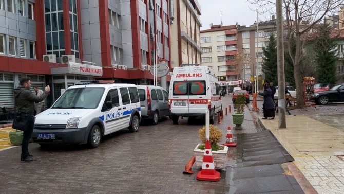 Boşanma aşamasındaki eşini çalıştığı hastanede vurarak öldürdü