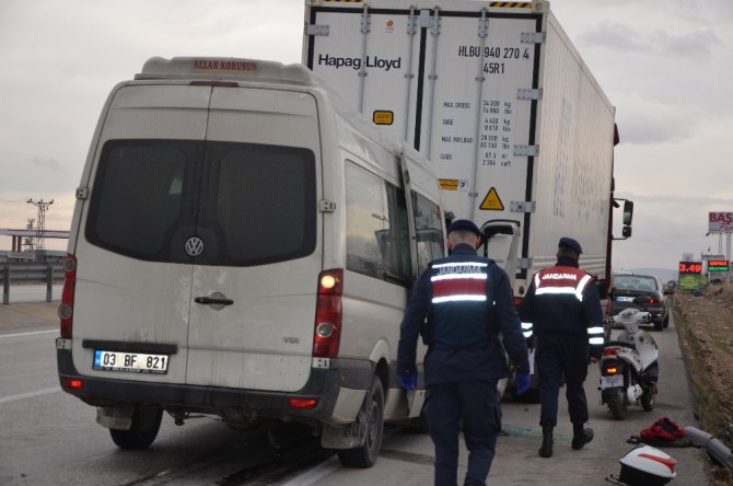 Minibüs tıra arkadan çarptı: 1 ölü, 3 yaralı