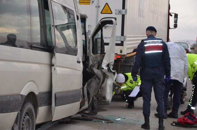 Minibüs tıra arkadan çarptı: 1 ölü, 3 yaralı