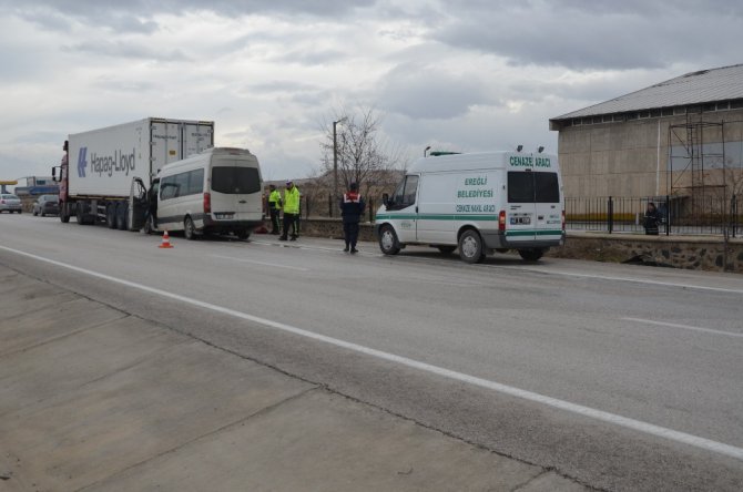 Minibüs tıra arkadan çarptı: 1 ölü, 3 yaralı