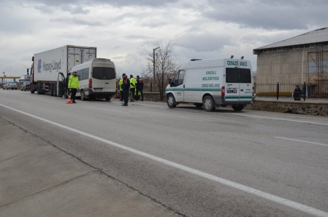 Minibüs tıra arkadan çarptı: 1 ölü, 3 yaralı