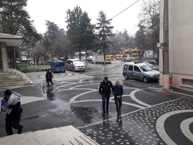 Kavgayı ayırmak isterken tüfekle vurulup yaralandı