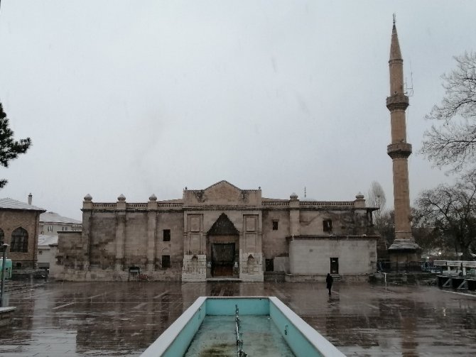 Aksaray’da kar yığışı etkisini sürdürüyor