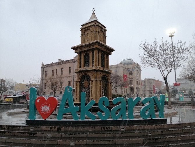 Aksaray’da kar yığışı etkisini sürdürüyor