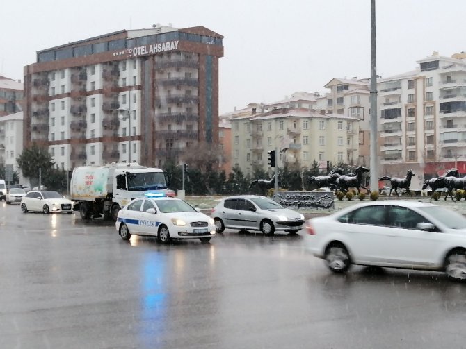 Aksaray’da kar yığışı etkisini sürdürüyor