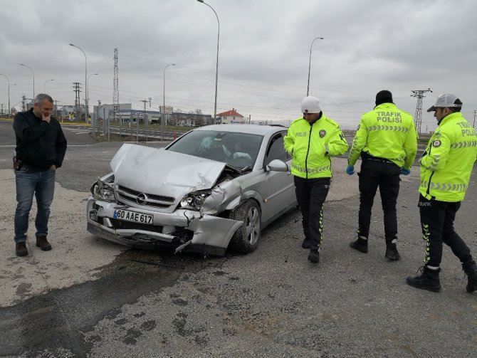 Aksaray’da iki otomobil çarpıştı: 3 yaralı