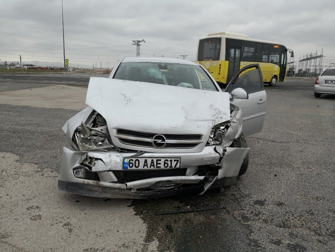 Aksaray’da iki otomobil çarpıştı: 3 yaralı