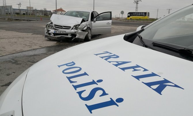 Aksaray’da iki otomobil çarpıştı: 3 yaralı