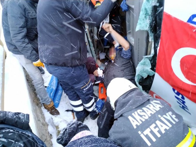 Aksaray’da hasta taşıyan minibüs devrildi: 2 yaralı