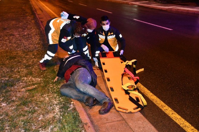 Yaşlı adamı önce darp etti, sonra kafasına cam şişeyle vurarak yaraladı