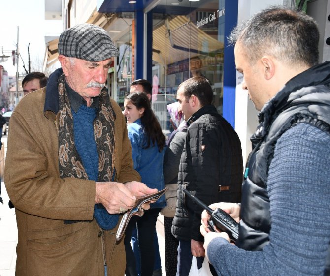 Aksaray’da polis kimlik ve kuyrukta mesafe kontrolü yaptı