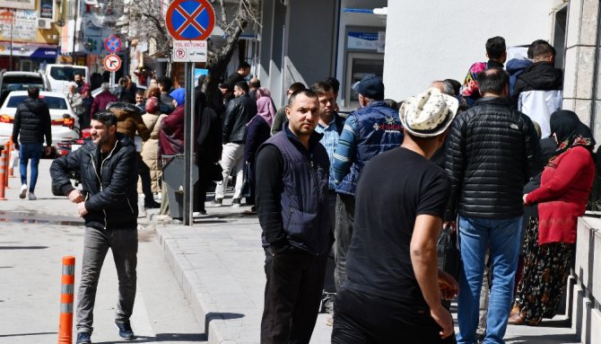 Aksaray’da polis kimlik ve kuyrukta mesafe kontrolü yaptı