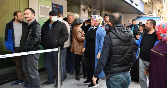 Aksaray’da polis kimlik ve kuyrukta mesafe kontrolü yaptı