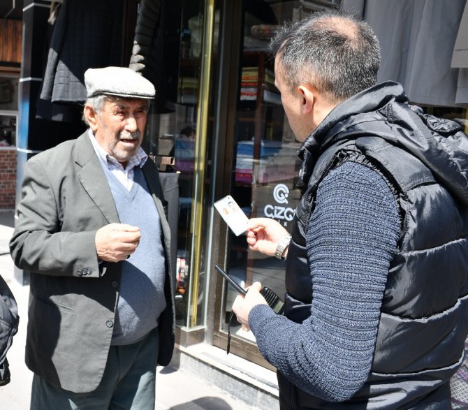 Aksaray’da polis kimlik ve kuyrukta mesafe kontrolü yaptı