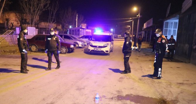 Genç kız, arkadaşını pompalı tüfekle vurdu
