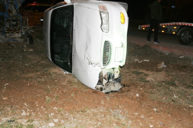 Çukurdan kaçmak isterken otomobili devirdi