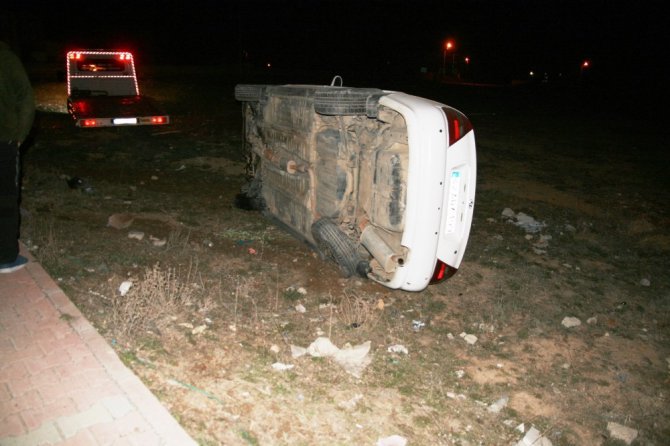 Çukurdan kaçmak isterken otomobili devirdi