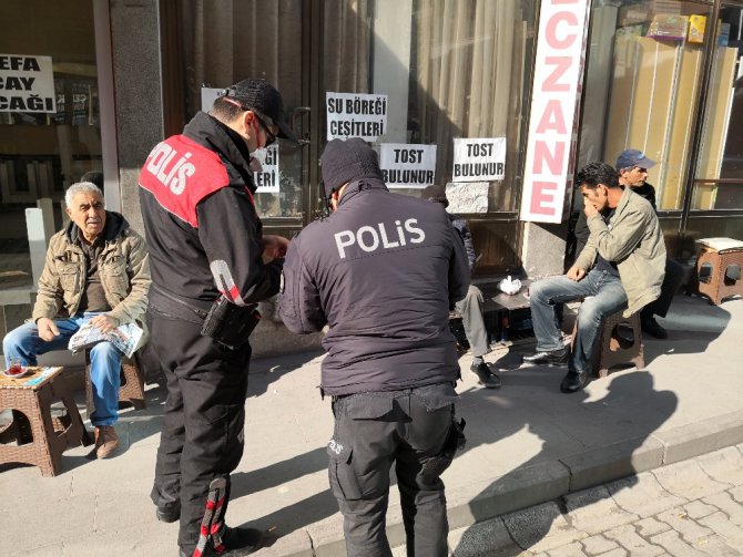 Israrla sokakta kalan 65 yaş üstü vatandaşlara 392 TL ceza