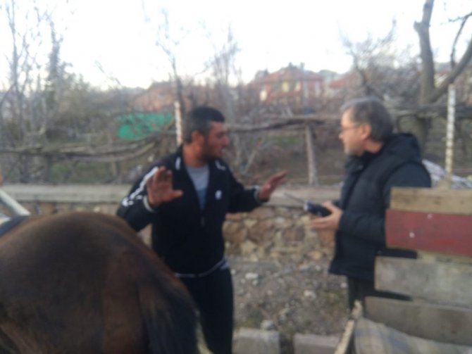 Husumetli olduğu şahsa ateş ederken 2 kişiyi yaraladı