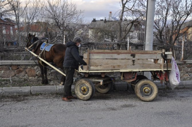 Husumetli olduğu şahsa ateş ederken 2 kişiyi yaraladı