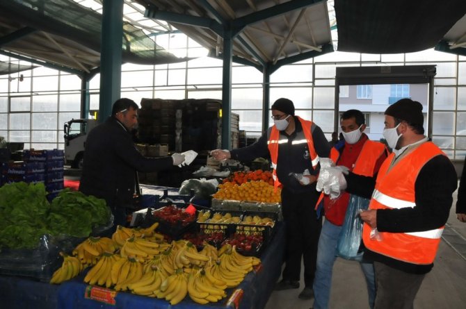 Akşehir’de maske ve eldiven dağıtımı