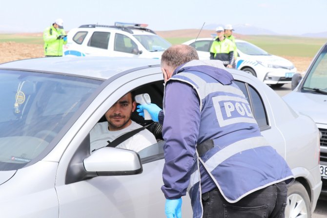 Polis ve jandarma tüm araçları durdurdu, tek tek ateş ölçtü