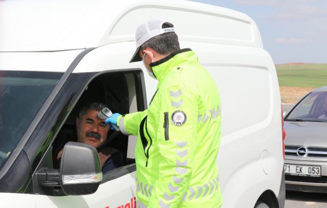 Polis ve jandarma tüm araçları durdurdu, tek tek ateş ölçtü