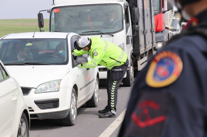 Polis ve jandarma tüm araçları durdurdu, tek tek ateş ölçtü