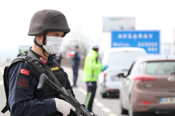 Polis ve jandarma tüm araçları durdurdu, tek tek ateş ölçtü