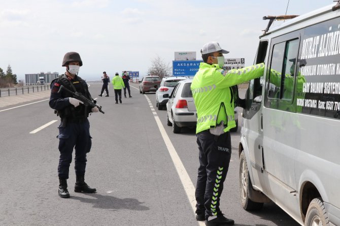 Polis ve jandarma tüm araçları durdurdu, tek tek ateş ölçtü