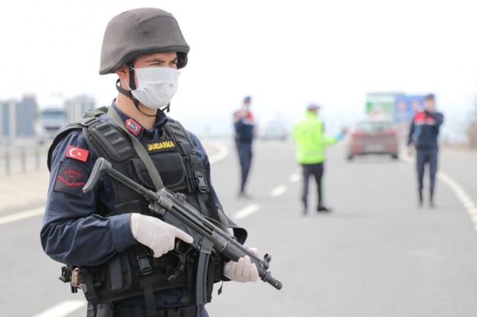 Polis ve jandarma tüm araçları durdurdu, tek tek ateş ölçtü