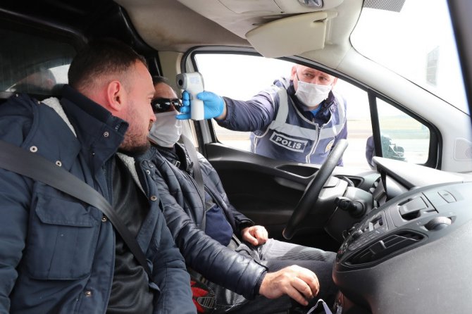 Polis ve jandarma tüm araçları durdurdu, tek tek ateş ölçtü