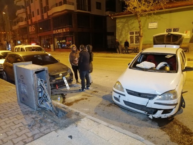 Alkollü sürücü önce otomobile, sonra elektrik panosuna çarptı