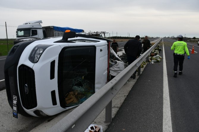 Aksaray’da meyve yüklü kamyonet devrildi: 1 yaralı