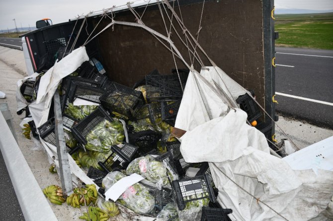 Aksaray’da meyve yüklü kamyonet devrildi: 1 yaralı